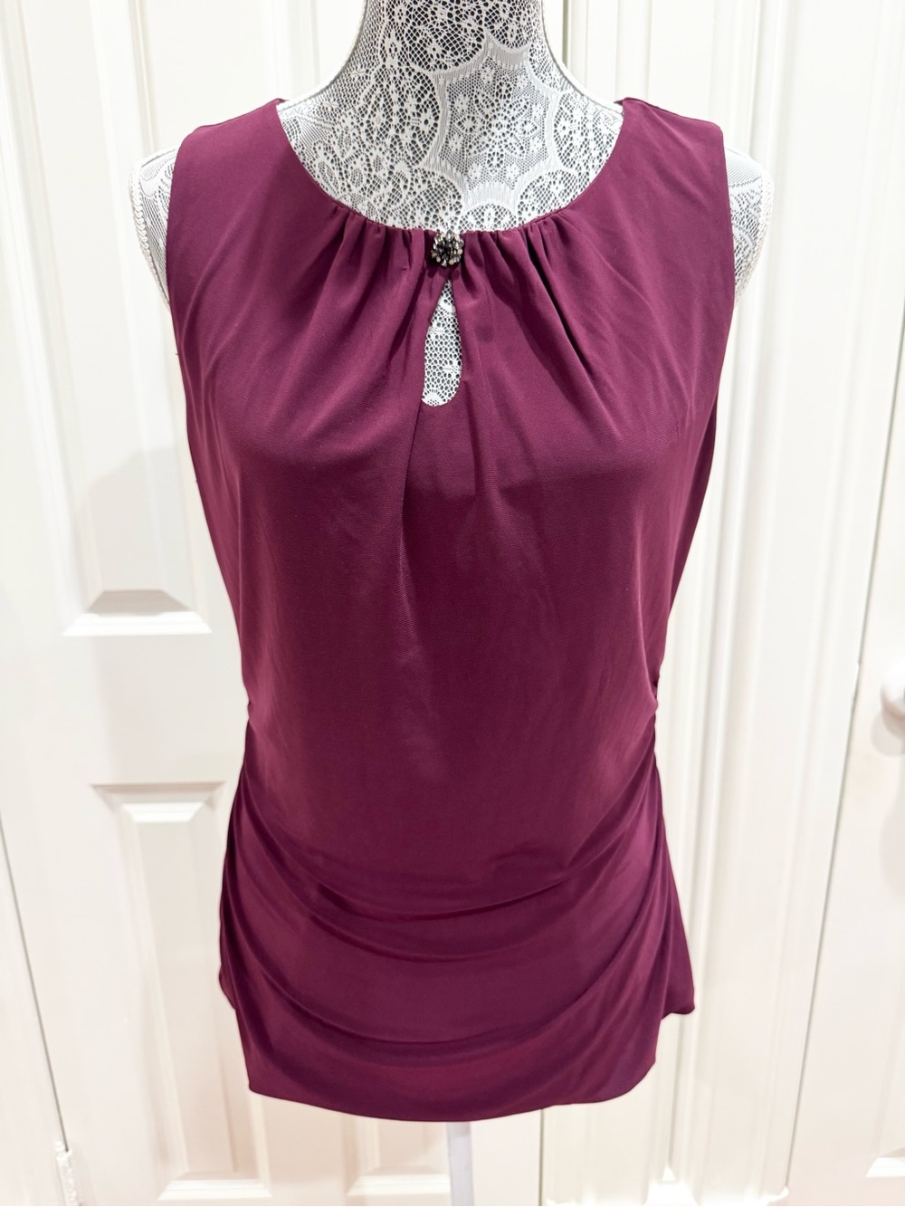 White House Black Market Plum Sleeveless Keyhole Top Sz. L Coquette Business